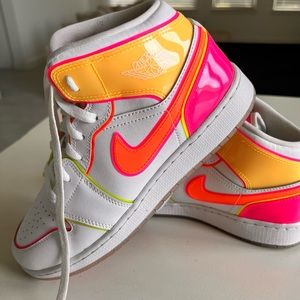 Women’s Air Jordan 1 Mid SE “Edge Glow” tennis shoes. Size 7.